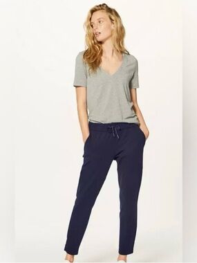 Lululemon Women’s On The Fly 7/8 Pants, Navy Blue